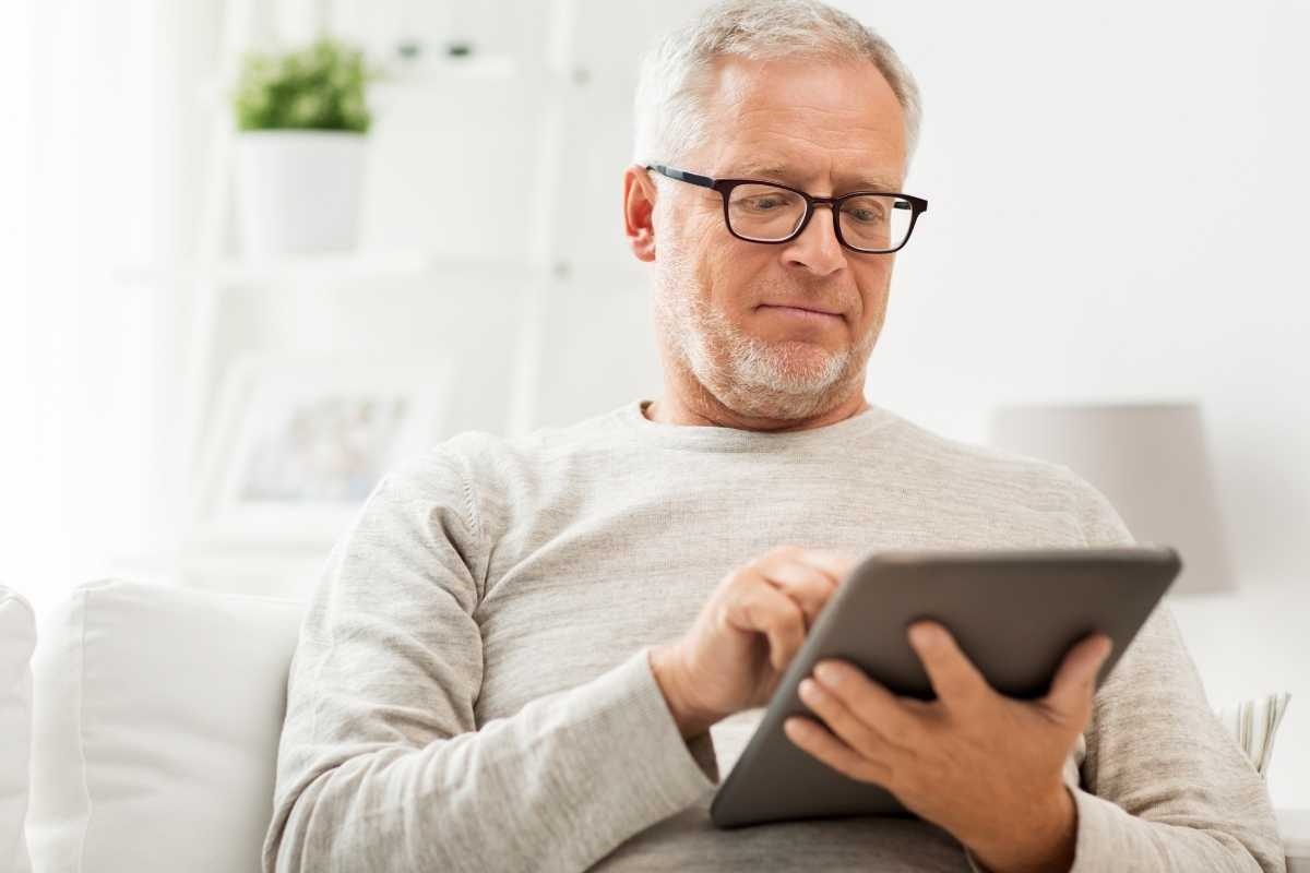 Uomo con tablet