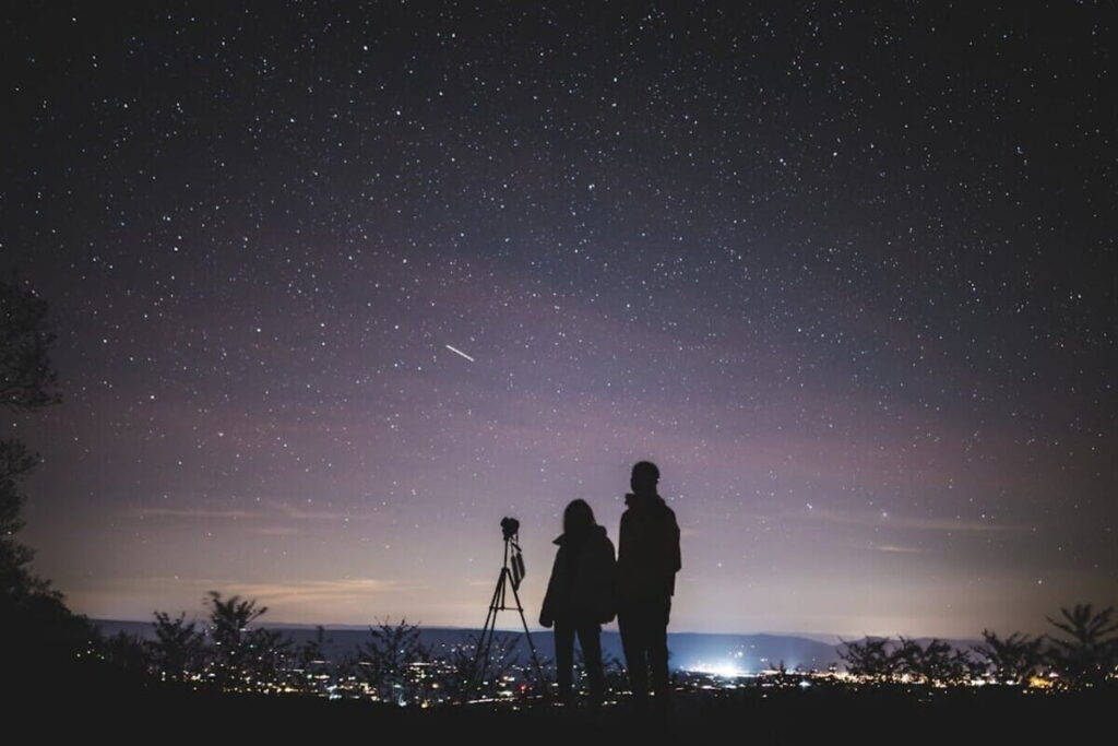 coppia e cielo notturno