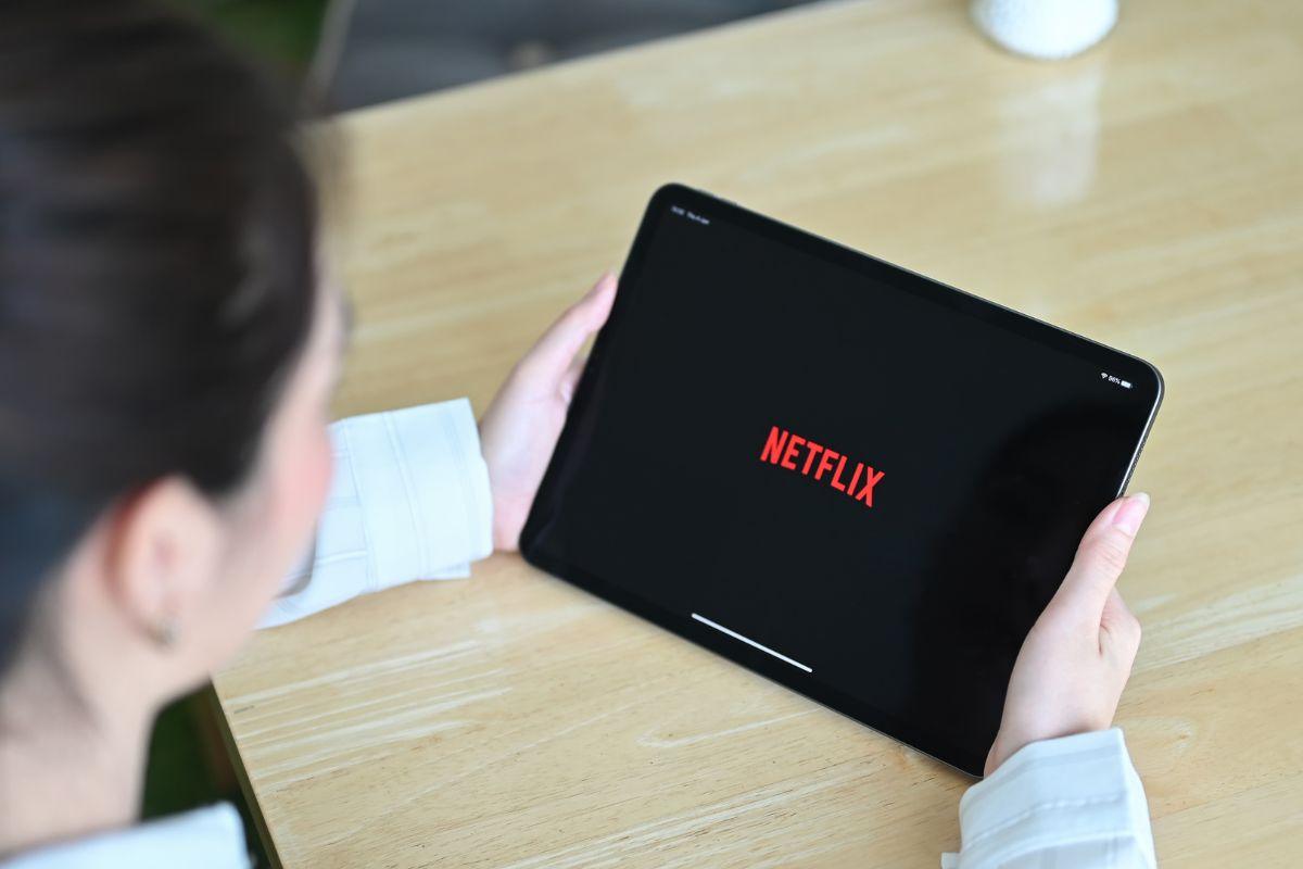 persona che guarda tablet con netflix